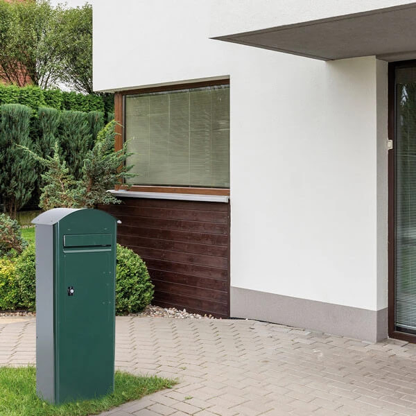 Safepost 70 framför entren