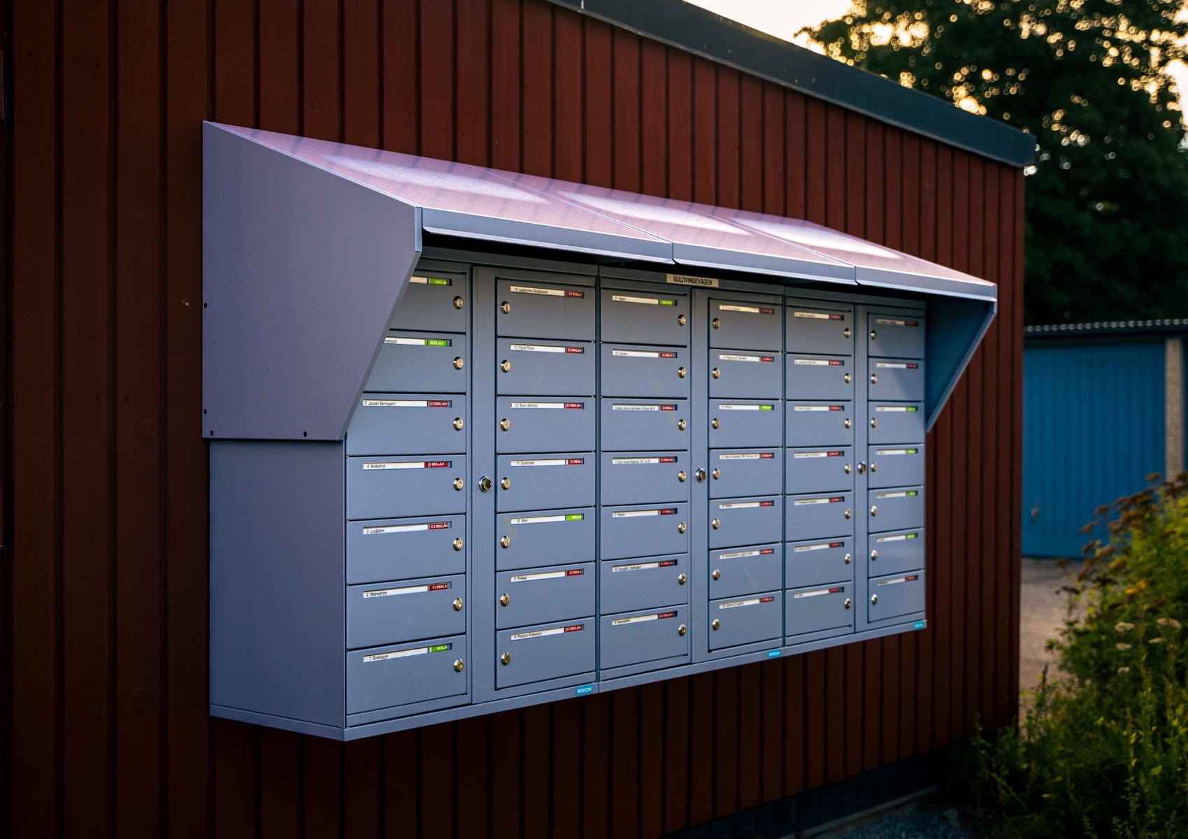 Postboxar monterade utomhus på vägg vid bostadsfastighet