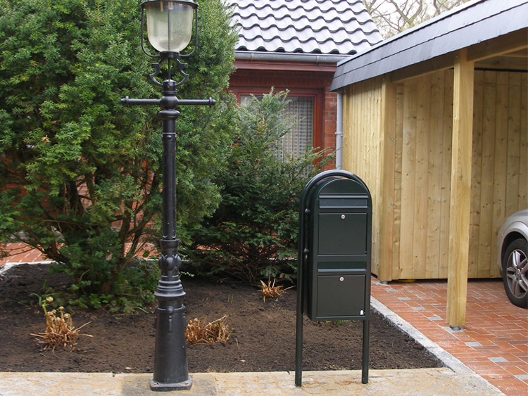 Bobi Duo postlåda monterad på stativ