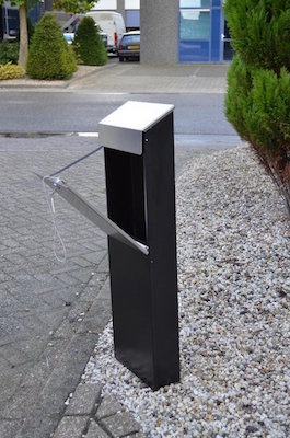 Fristående postlåda med stativ