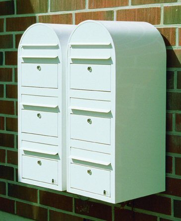 Bobi Trio postlåda monterad på vägg